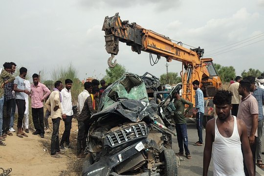 ट्रेलर व लग्जरी कार की भिड़ंत में कार सवार दो युवकों की मौत