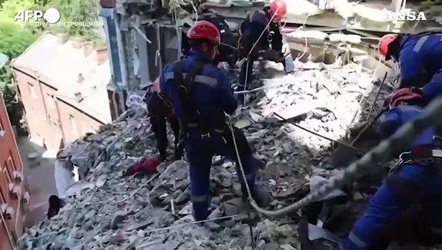 Ucraina, raid russo con missili balistici su un palazzo a Dnipro: danni e macerie