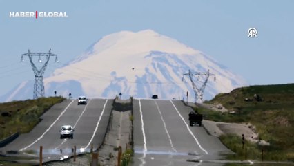 Ağrı Dağı bulutların içindeki görüntüsü ile kayıtlara geçti