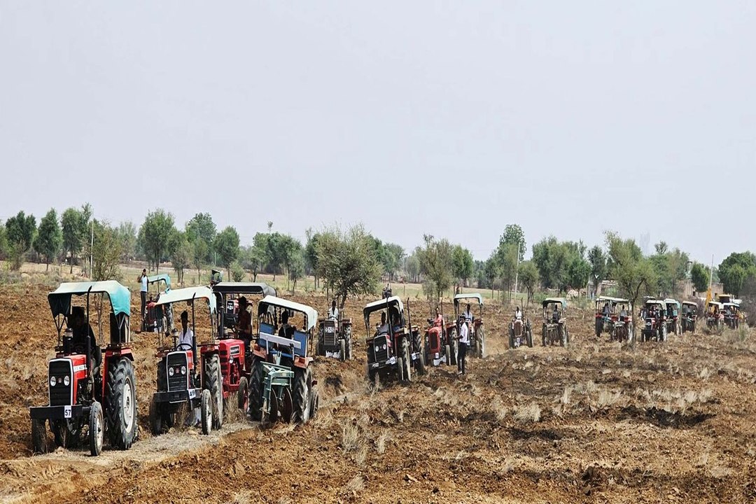 ट्रेलर व लग्जरी कार की भिड़ंत में कार सवार दो युवकों की मौत