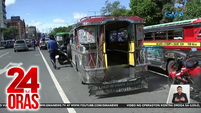 Mga sasakyang ilegal umanong nakaparada at iba pang harang sa daan, sinita ng MMDA | 24 Oras
