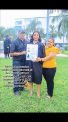 Joven graduada de la UNAH gracias a sus padres vendedores de 'pollo chuco'.