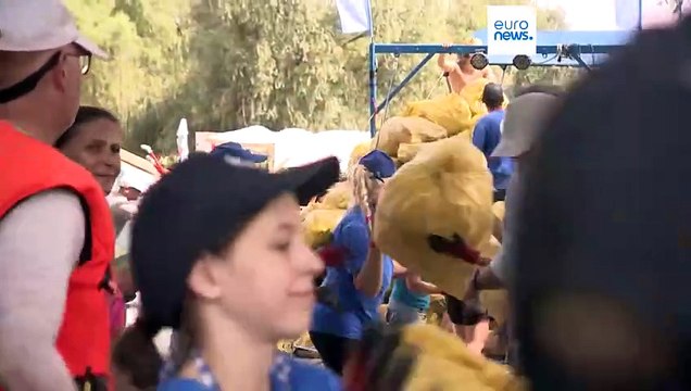 Piratas retiram sete toneladas de lixo de lago húngaro