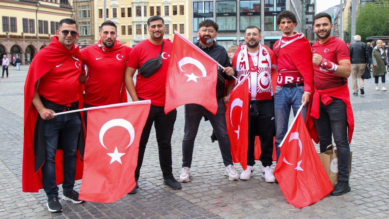Im Video: Türkische Fans versuchen TV-Live-Schalte zu unterbrechen