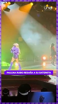 Paulina Rubio regaña en pleno concierto a su baterista