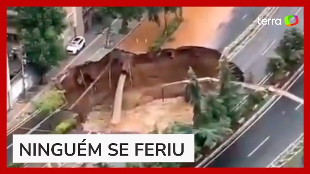 Enorme buraco se abre em estrada devido a incidente em construção de metrô na China
