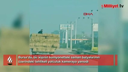 Kamyonetteki saman balyaları üzerinde tehlikeli yolculuk kamerada