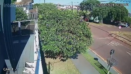 Vídeo mostra queda de motociclistas após colisão com Clio no Alto Alegre