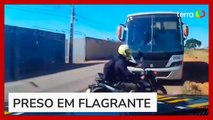 Motociclista invade rodovia na contramão em alta velocidade em fuga