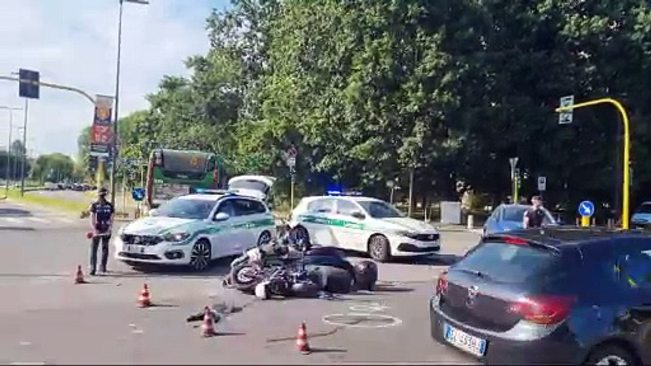 Milano, incidente tra due scooter in via Bisceglie