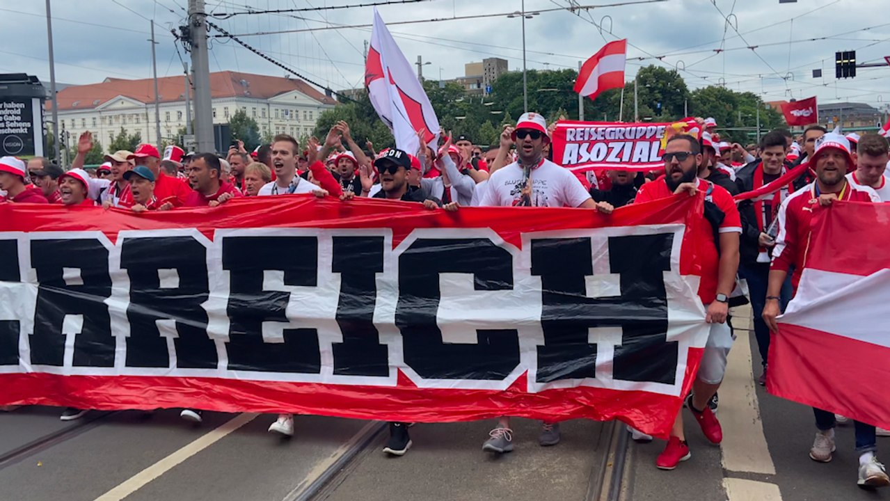 'Pyrotechnik'-Gesänge auch bei Österreichs Fanmarsch