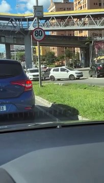 Motoristas fazem manobra para escapar de engarrafamento