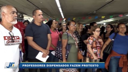 Professores dispensados fazem protesto