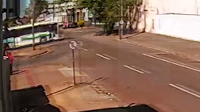 Câmera flagra momento em que suspeito de fotografar partes íntimas de adolescente é linchado