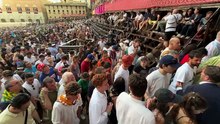 Palio rinviato per pioggia, la fuga da piazza del Campo