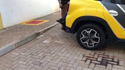 Homem comparece a Vara de Execução Penal e funcionários verificam mandado de prisão em aberto