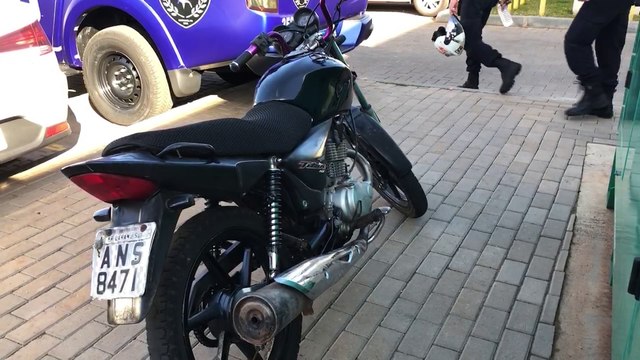 ROMU detém dois indivíduos e recupera motocicleta furtada