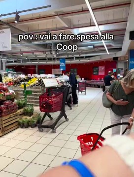 Harry Styles a fare la spesa alla Coop di Orbetello, il video