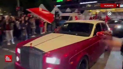 Berlin'de Türk vatandaşlardan galibiyet kutlaması