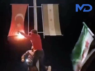 Suriyeliler, El Bab'da Türk bayrağını parçaladı, Türk tırlarını yağmaladı...
