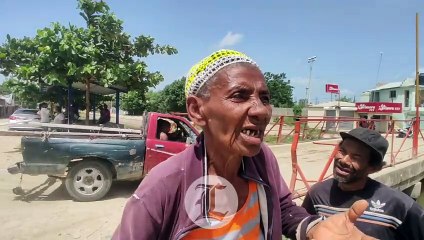 Ángela Guaba se gana la vida vendiendo leche en un burro