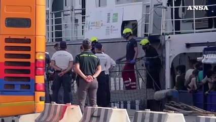 Migranti, la Humanity 1 attracca nel porto di Catania