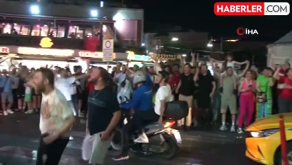 Taksim'de A Milli Futbol Takımı'nın Avusturya galibiyeti coşkusu yaşandı