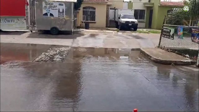 Llueva o no, las alcantarillas parecen pequeñas fuentes de aguas negras