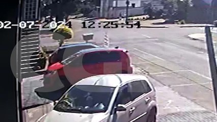 Outro ângulo: Vídeo mostra suspeito de fotografar partes íntimas de adolescente sendo linchado