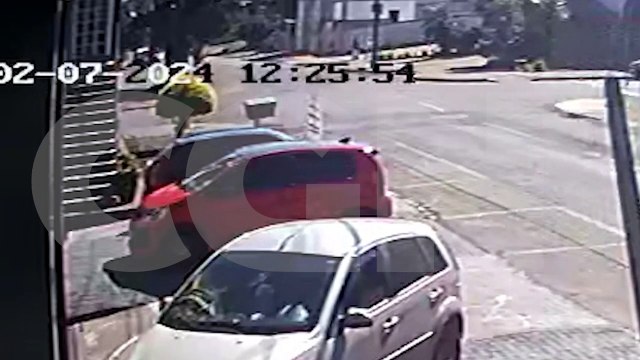 Outro ângulo: Vídeo mostra suspeito de fotografar partes íntimas de adolescente sendo linchado