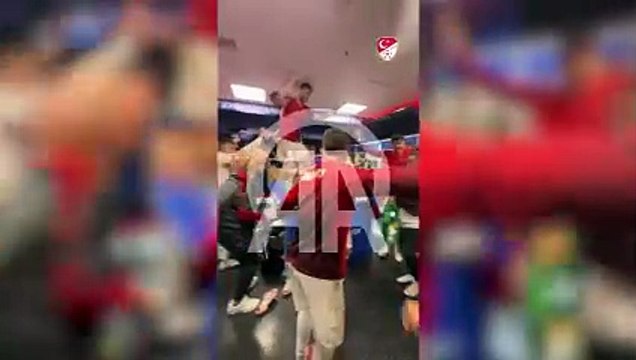 Milli futbolcular Avusturya galibiyetini soyunma odasında böyle kutladı