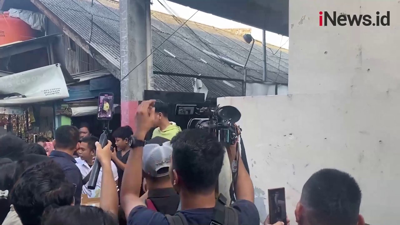 Gibran Rakabuming Ditemani Raffi Ahmad Blusukan di Jaksel, Bagikan Susu dan Buku Gratis