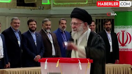 İran'da halk cumhurbaşkanlığı seçimlerinin ikinci turu için sandık başında İran Dini Lideri Hamaney oyunu kullandı
