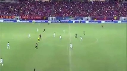 Brasile, l'autogol è comico: dov'è il portiere?