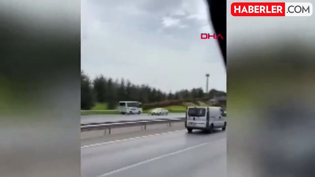 Ataşehir TEM Otoyolu'nda Midibüs Sürücüsü Ters Yönde İlerledi
