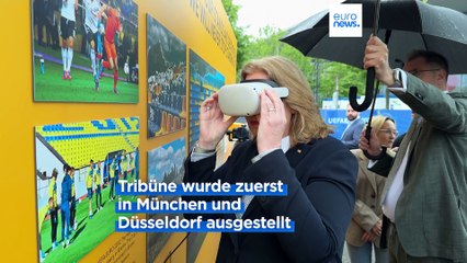 Mahnmal des Krieges: Zerstörte Tribüne aus Charkiw in Berlin ausgestellt