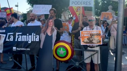 Alrededor de 30 personas se han congregado frente a los juzgados para protestar contra Begoña Gómez