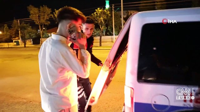 Böyle rahatlık görülmedi! Tabancayla yakalandı, polis otosundaki yeri beğenmedi!