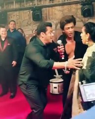 Salman Khan and Shahrukh Khan singing the 'Karan Arjun' Song! #SonamKiShaadi
