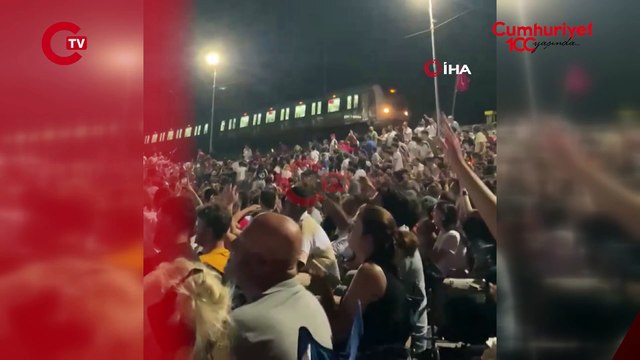 Marmaray makinisti milli maçı taraftarla beraber izled