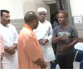 यूपी सीएम योगी ने किया हाथरस का दौरा, पीड़ितों से की बात