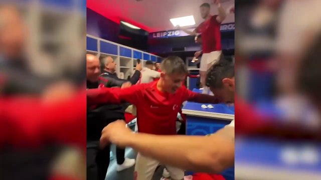 Avusturya maçı sonrası Milli Takım, soyunma odasında galibiyeti doyasıya kutladı