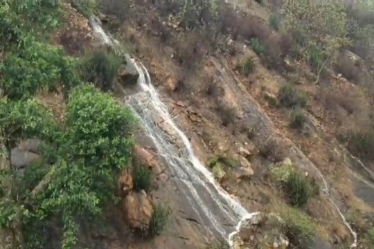 सिलीसेड की पहाड़ियों से बहने लगे झरने, काफी संख्या में पहुच रहे लोग