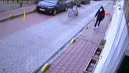 Fatih'te motosikleti el arabasına yükleyerek çalan şüpheliler kamerada