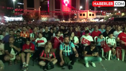 Kartal'da milli maç heyecanı dev ekranda yaşandı