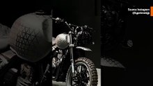 ビデオ: トライアンフ、Scrambler 400Xの真っ黒なカスタマイズを発表