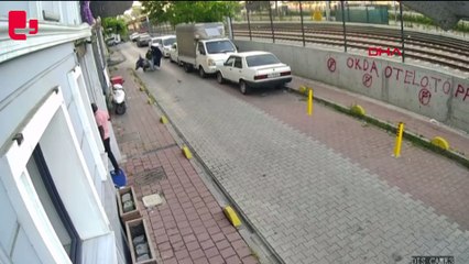 Motosikleti el arabasına yükleyerek çaldılar