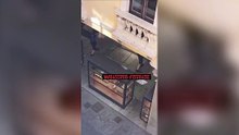 Il video della rapina in gioielleria sventata a Lugano: lo scontro con i ladri in fuga e gli spari in pieno centro