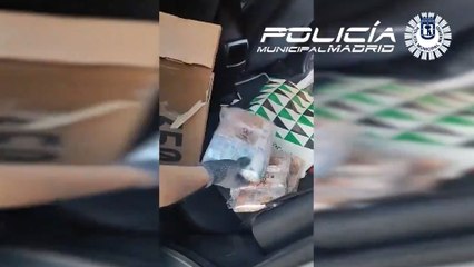 Detenido un prestamista con fardos de 30 kilos de billetes escondidos en cajas de zapatillas Adidas