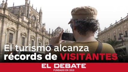 El turismo alcanza récords de visitantes y gasto mientras Gobierno y ayuntamientos buscan limitarlo